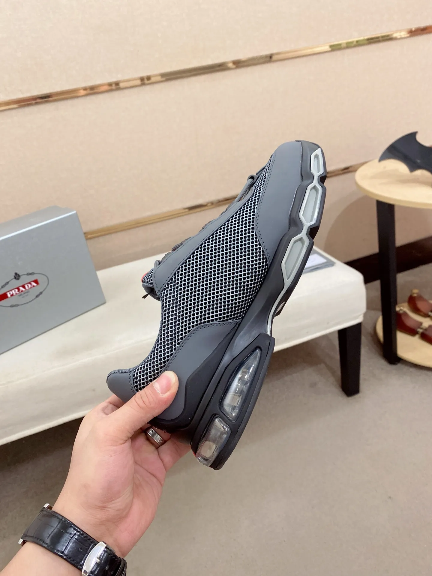 Factory price 660💰 ✔️✔️✔️High version High-quality new PRADA (Prada) counters are on the market at the same time, new men's shoes, 😘fabrics imported first-layer cowhide and mesh fabrics, purely handmade. Lining: Full cowhide lining. 👍🏿 High-end ☄️ air-cushion molded anti-slip rubber outsole, exquisite lines, simple and elegant, comfortable and high-end for leisure travel. Code number: 38 to 45